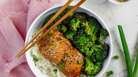 Low FODMAP Asian Glazed Salmon Bowl Low Fodmap Salmon, Fodmap Salmon, Asian Glazed Salmon, Low Fodmap Vegetables, Gerd Recipes, Low Fodmap Recipes Dinner, Fodmap Recipes Dinner, Salmon Quinoa, Salmon And Broccoli