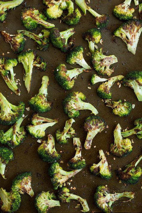 Perfect oven Roasted Broccoli - this is just one of those back pocket recipes. It couldn't be easier to make and it's easily my favorite way to cook broccoli! Even people who hate broccoli may just convert to loving it with this tasty oven baked method! #roastedbroccoli #broccoli #roastedvegetables #healthyrecipe #sidedish Oven Baked Cabbage, Stolen Recipe, Oven Roasted Broccoli, Cook Broccoli, Roasted Broccoli Recipe, Thrive Recipes, Baked Cabbage, Broccoli Crowns, Broccoli Stems