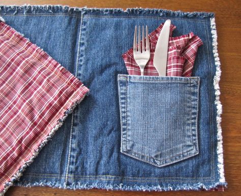 Blue jeans, crafting, craft hacks, repurpose projects, upcycling projects, popular pin, DIY crafts, DIY projects, easy DIY projects. Denim Placemats, Återvinna Jeans, Jeans Upcycle, Jean Quilt, Diy Jeans, Blue Jeans Crafts, Denim Projects, Denim Quilt, Jean Crafts