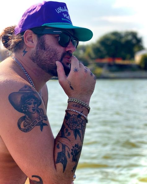 Koe Wetzel Fyfg Tattoo, Koe Wetzel Tattoos, Knee Tats, Takuache Outfits, Takuache Outfits Guys, Koe Wetzel, Best Country Singers, Western Tattoos, Texas Country