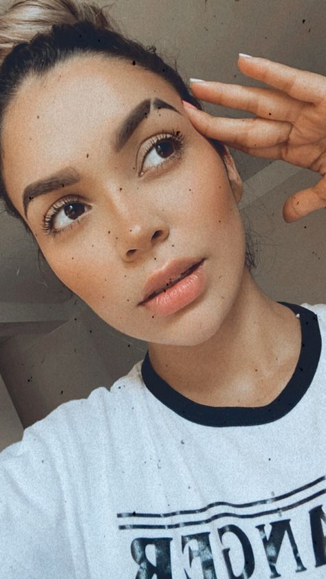 Raya perfecta en ceja de mujer Eyebrow Cuts Women, Eyebrow Scar, Eyebrow Cut, Natural Makeup For Teens, Eyebrows Goals, Eyebrow Slits, Eyebrow Design, Bone Structure, Eye Brows