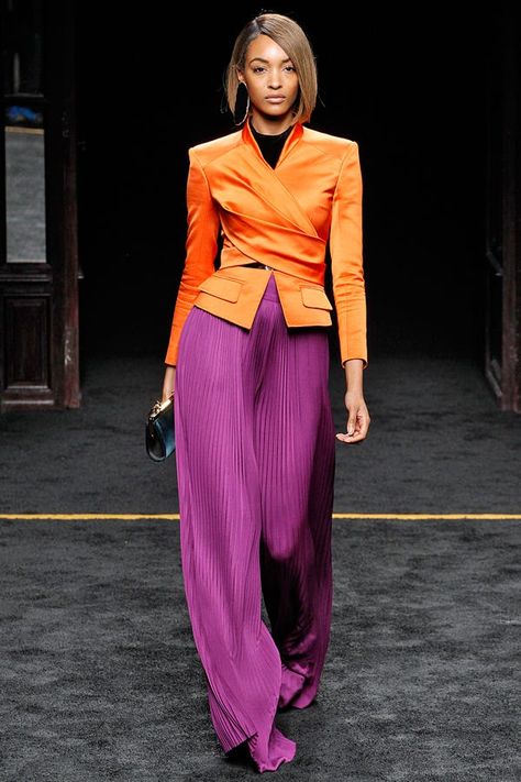 Mixing Colors - Colorblock Outfit Tips Purple Outfit, Look Zara, Colour Combinations Fashion, Color Blocking Outfits, Neon Outfits, Color Combinations For Clothes, Office Chic, Orange Outfit, Purple Pants