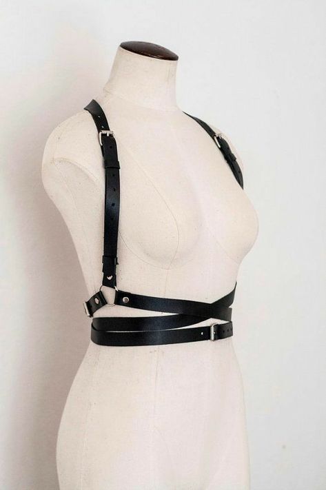 Celana Jogger Wanita, Harness Fashion, Look Grunge, Harness Bra, Body Harness, Leather Harness, Women Leather, Handcrafted Leather, Looks Vintage