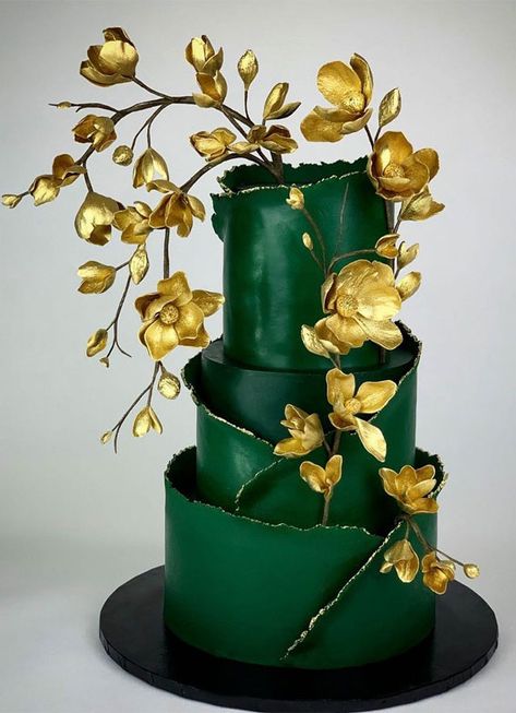 green wedding cake, green and gold wedding cake, new wedding cake trends 2021 Emerald Green Wedding Cakes, Green Geode Cake, Green And Gold Cakes, Emerald Green Cakes, Green And Gold Wedding Cake, Green Cake Design, Emerald Wedding Cake, Wedding Cake Emerald Green, Wedding Cake Dark