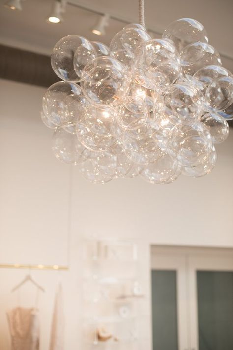 Bring in the airy lightness of a summer sky to warm your home throughout the seasons. Comprised of thirty crystal clear large glass bubbles surrounded by a host of our smaller bubbles, the 45 Bubble Chandelier is perfect for a space that deserves light and levity on a grand scale. Led Lighting Ceiling, Light Dining Room, Bubble Lamp, Chandelier Led, Tiffany Lamp, Custom Chandelier, Bubble Chandelier, Bubble Lights, Room Chandelier