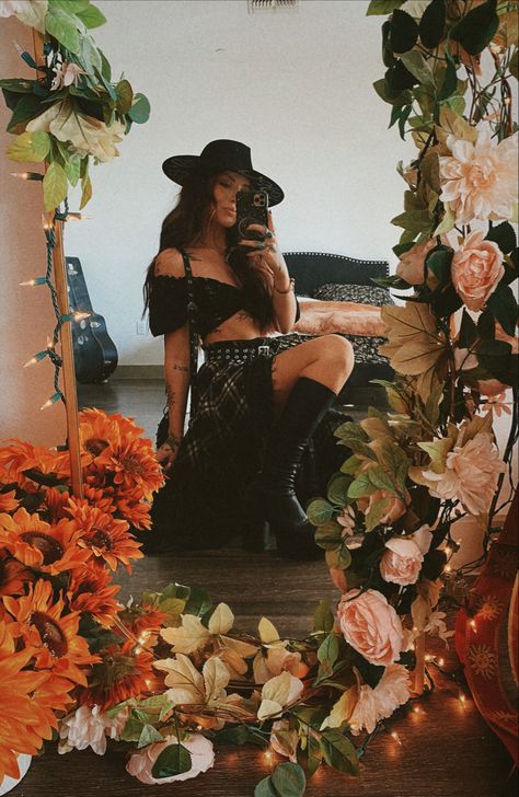 Dark Western Fashion, Dark Bohemian Outfits, Western Witch Aesthetic, Boho Witch Outfits, Hippie Western Outfits, Witchy Outfits Aesthetic, Witchy Cowgirl, Western Emo, Gothic Cowgirl