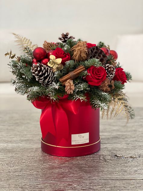 Christmas Ornament Floral Arrangement, Christmas Floral Box Arrangements, Christmas Flowers Decorations, Floral Christmas Arrangements Ideas, Floral Arrangements For Christmas, Christmas Box Ideas Decoration, Christmas Flower Table Arrangements, Christmas Flower Bouquet Gift, Christmas Flower Aesthetic