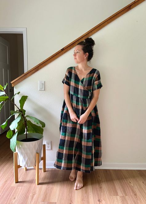 All Well Box Top Wrap Dress Hack - Bethany Lynne Makes How To Sew Sleeves On A Dress, Dress Hack, Linen Dress Pattern, Mom Crafts, Wrap Dress Pattern, Quilt Coat, Box Top, Handmade Wardrobe, Diy Sewing Clothes