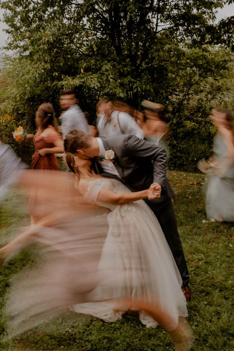 Blurry Wedding Photography, Blurry Wedding Photo, Brides Mate, Shooting Couple, Foto Wedding, Wedding Couple Poses Photography, Bridesmaids Photos, Wedding Photography Styles, Wedding Couple Poses