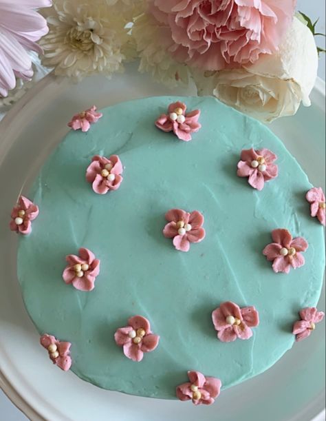 #minimalistbaker #turquoise #pinkflower #simpledesign Turquoise Cake, Minimalist Cake, Minimalist Baker, Creative Birthday Cakes, Creative Birthday, Birthday Cakes, Simple Designs, Pink Flowers, Birthday Cake