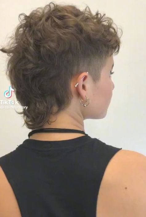 Short Hairstyles Mullet, Haircut According To Face, Haircut According To Face Shape, Hairstyles Mullet, Queer Haircut, Queer Hair, Hair Salon Ideas, Androgynous Hair, Mullet Haircut