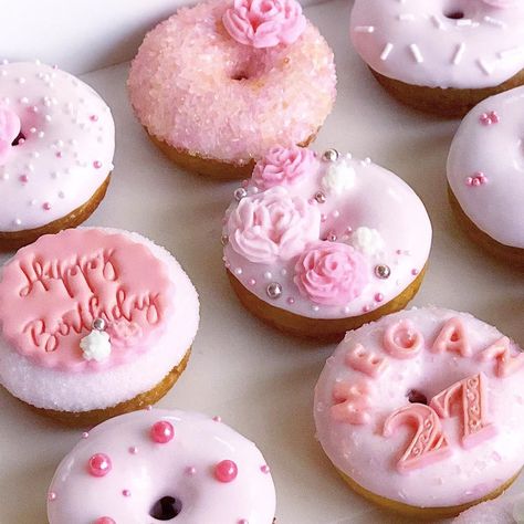 Fancy Donuts, Donut Decorating Ideas, Chocolate Doughnuts, Unicorn Desserts, Champagne Birthday, Candy Birthday Cakes, Donut Bar, Donut Decorations, Mini Bites