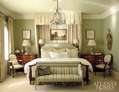 English Bedroom Ideas, English Bedroom, Atlanta Homes And Lifestyles, Country Style Interiors, Comfy Bedroom, English Decor, Master Decor, Atlanta Homes, Classic Bedroom