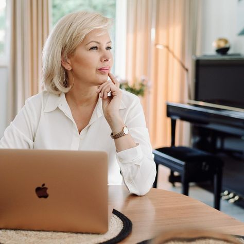 Bank Manager Picture, Investment Banking Aesthetic Women, Trader Woman, Investment Banker Lifestyle, Woman Investor, Female Investor, Female Investors, Btc Investment, Business Headshots Women