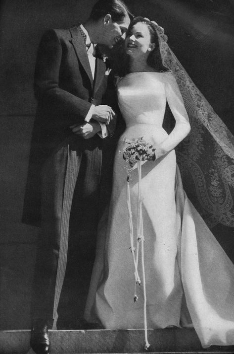 1950s Wedding, Vintage Wedding Photos, Dress Backless, Dress Flowy, Lace Veils, Wedding Gowns Vintage, Lace Mermaid, Vintage Bride, Vintage Bridal