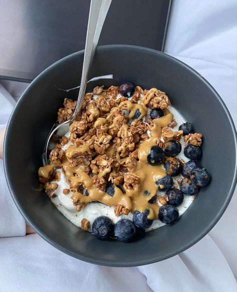 Yoghurt Granola Bowl, Yoghurt Bowl Aesthetic, Greek Bowl, Greek Yogurt Bowl, Blueberry Granola, Granola Bowl, Yogurt Bowls, Cinnamon Granola, Butter Cinnamon