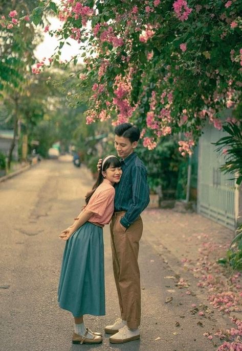 Korean Couple Photoshoot Aesthetic, Korean Outdoor Photoshoot, Aesthetic Prewedding Photography, Aesthetic Poses For Couples, Korean Cute Couple Aesthetic, Korean Prewedding Photography Outdoor, Prawedding Konsep Outdoor, Vintage Prewedding Photography, Konsep Prewedding Outdoor