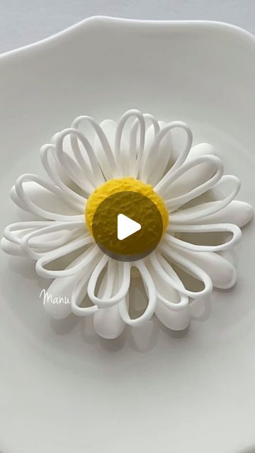 Royal Icing Flowers On Cake, Royal Icing Daisies, Cupcake Techniques, Buttercream Tutorials, Piping Ideas, Buttercream Flowers Tutorial, Tea Party Cookies, Royal Icing Cakes, Frosting Flowers