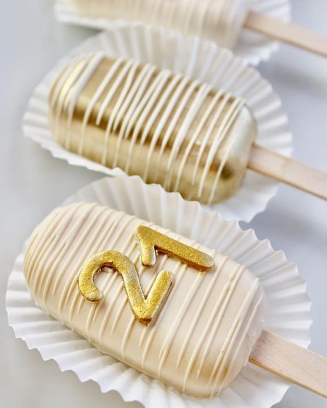 CakepopLA on Instagram: “Gold #21 Cakesicles! Go all out and order multiple treats in the same theme! 🥳” 21st Birthday Cakesicles, Gold Treats, New Years Cakesicles, Birthday Cakesicles, Gold Dessert, 22nd Birthday, Golden Birthday, Ice Cream Popsicles, Chocolate Strawberries