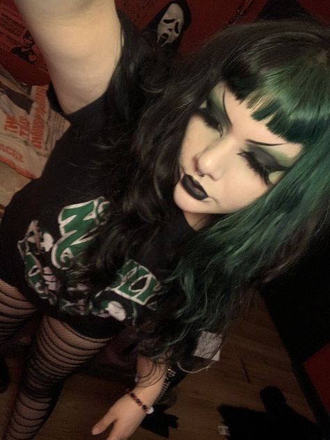 Gothic Dyed Hair, Pink And Black Mullet, Cruelly Hair, Alternative Hair Styles, Types Of Makeup Styles, Black And Green Hair, Maquillage Goth, Dark Green Hair, Alt Makeup