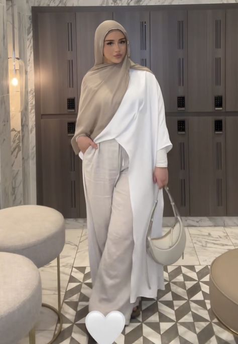 Mode Abayas, Modest Outfits Muslim, Modest Girly Outfits, Simple Work Outfits, Stylish Outfits Casual, Estilo Hijab, Hijabi Fits, Modest Casual Outfits, Stile Hijab