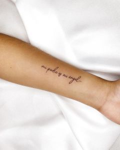 Frase: Un día a la vez por Alejo Gómez Tattoo Artist - Tatuajes para Mujeres Small Forearm Tattoos, Dad Tattoos, Subtle Tattoos, Angel Tattoo, Forearm Tattoos, Tattoo Artist, Cute Tattoos, Small Tattoos, Tattoo Quotes