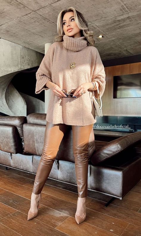 Brown Leather Leggings Outfit, Winter Fashion Ideas, Dressy Jeans, Brown Leather Pants, Leather Leggings Outfit, Look Legging, Leather Pants Outfit, Beige Outfit, Cold Outfits