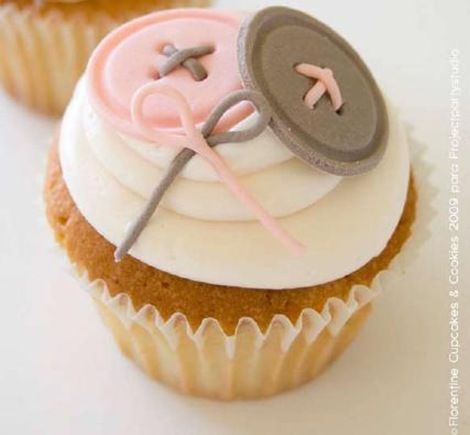 Button Cupcakes! Cupcakes Bonitos, Button Cupcakes, Sewing Cake, Button Cake, Torte Creative, Torte Cupcake, Creative Cupcakes, Sweet Cupcakes, Cute Cupcakes