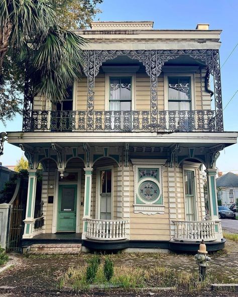 American Townhouse New Orleans, American Townhouse, Victorian Buildings, American Houses, New Orleans Homes, Willow Creek, Sims 4 Build, Victorian Gothic, Southern Living