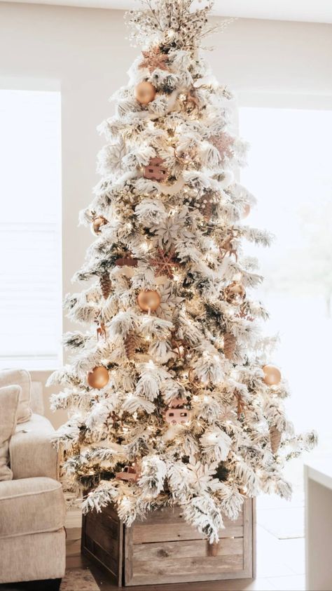 Copper ornaments, white christmas tree, christmas tree Creme Christmas Aesthetic, Neutral Gingerbread Christmas Tree, Tan Christmas Aesthetic, White Christmas Tree Decorating Ideas, Cream Christmas Tree, Christmas Cottagecore, Champagne Christmas Tree, Merry Chrysler, Christmas Centrepieces