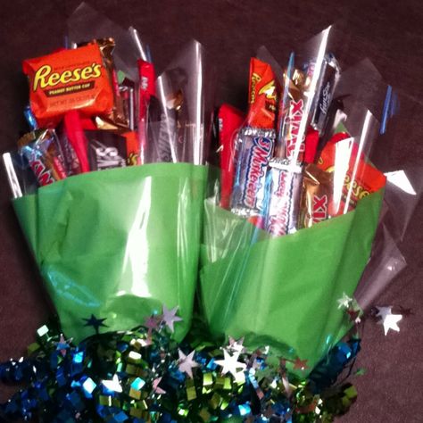 Candy bouquet dance recital gifts.  Super easy to make during naptime! Break A Leg Gift Ideas, Dance Recital Gifts Diy, Diy Gifts Sister, Recital Gifts, Dance Recital Gift, Performance Gift, Cast Gifts, Dance Recital Gifts, Candy Bouquet Diy