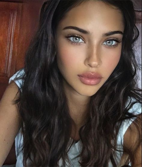 Greek Beauty Aesthetic, Tired Beauty Look, Portuguese Makeup, Blue Eyes Tan Skin, Dark Hair And Dark Eyes, Blue Eyes Women, Blue Eyes Black Hair, Alien Cowboy, Dark Hair Pale Skin