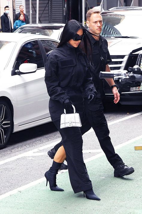 Balenciaga Hourglass Bag Outfit, Balenciaga Bag Outfit, Kylie Jenner Bags, Kim Kardashian Fashion, Hourglass Bag, Kardashian Fashion, Kim Kardashian Style, Kardashian Style, Kim K