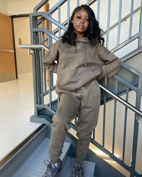 𝒮𝐸 𝒯𝑅𝒪𝒰𝒱𝐸𝑅 ? #fanfiction # Fanfiction # amreading # books # wattpad Yeezy 500 Granite Outfit Women, Comfy Outfits Black Women, Sweatpants Outfit Black Women, Essentials Outfit, Boujee Outfits, Shein Outfits, Chill Outfits, Tomboy Fashion