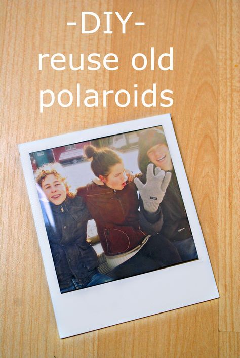 Submarines and Sewing Machines has a bright DIY: Reuse your faded Polaroids by inserting new photos in them. Friends Polaroid, Polaroid Picture Frame, Polaroid Frame, Best Fails, Foto Shoot, Polaroid Camera, Pose Idea, Polaroid Pictures, Photographer Photoshoot