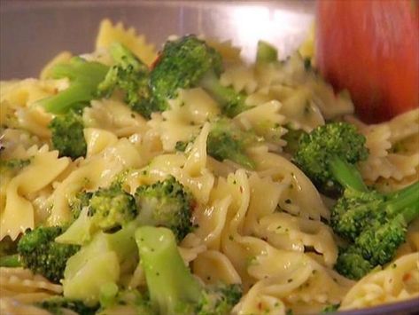 Giada whips up a quick dish of bowtie pasta with broccoli. Broccoli Video, Farfalle Recipes, Anchovy Recipes, Giada De Laurentiis Recipes, Giada Recipes, Cooking Pasta, Video Food, Quick Dishes, Broccoli Recipe