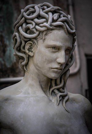 Medusa Artwork, Angel Sculpture Art, Greek Mythology Statue, Medusa Art, Greek Statues, Artistic Pictures, Medusa Tattoo, Greek Sculpture, Indie Art