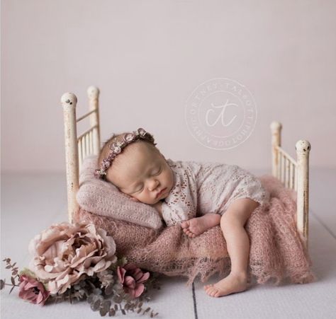 Diy Newborn Photography, Newborn Bed, Foto Newborn, Baby Pictures Newborn, Newborn Photography Poses, Anne Geddes, Newborn Baby Photoshoot, Newborn Baby Photos, 사진 촬영 포즈