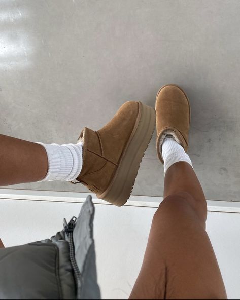 Skor Sneakers Nike, Buty Ugg, Mode Converse, Ugg Ultra Mini, Skor Sneakers, Ugg Mini, Ugg Classic Mini, Uggs Outfit, Aesthetic Shoes