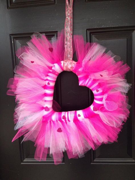 Wreath With Tulle, Valentine Wreath Tutorial, Tulle Wreath Diy, Tulle Crafts, Valentine Wreath Diy, Diy Tulle, Fall Mesh Wreaths, Idee Babyshower, Tulle Wreath