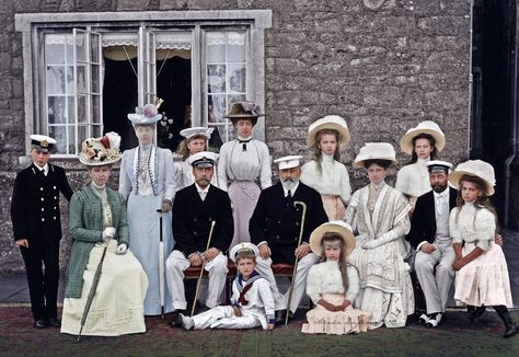 “The Russian Imperial family with their English relatives during the visit of the Romanovs in the Great Britain, 1909 (click to enlarge) �” Maria Romanov, Tatiana Romanov, Tatiana Nikolaevna, Alexei Romanov, Romanov Sisters, Royal Family Pictures, Grand Duchess Olga, Alexandra Feodorovna, Queen Alexandra