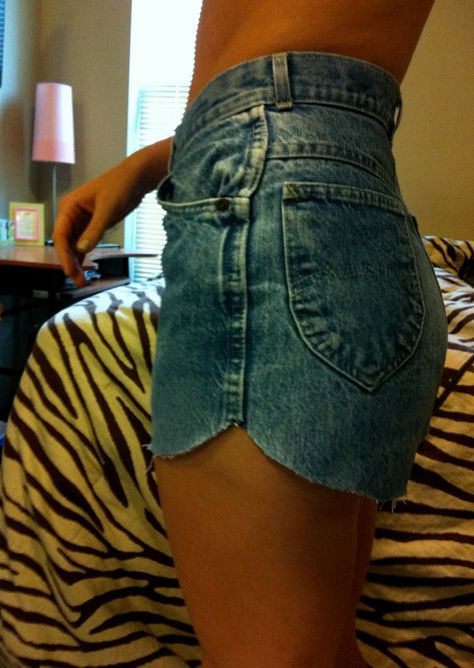 Revamp Tshirt, Cut Up Jeans, Clothes Shorts, Chic Jeans, Diy Shorts, Kleidung Diy, Cut Offs, Jeans Diy, Short En Jean