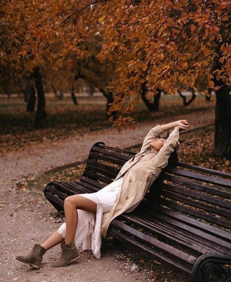 Autumn Park Photoshoot, Fall Park Photoshoot, Autumn Studio Photoshoot, Autumn Shooting Photo Ideas, Fall Editorial Photoshoot, November Photoshoot Ideas, Outdoor Fall Photoshoot, Bench Photoshoot, Autumn Poses