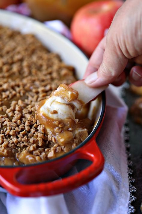 This Caramel Apple Dip is made with cream cheese and Pink Lady apples, then drizzled with an easy caramel sauce and sprinkled with toffee bits. Pink Lady Apple Recipes, Easy Caramel Sauce, Caramel Recipe Easy, Caramel Apples Homemade, Caramel Apple Dip, Easy Caramel, Pink Lady Apples, Apple Dip, Toffee Bits