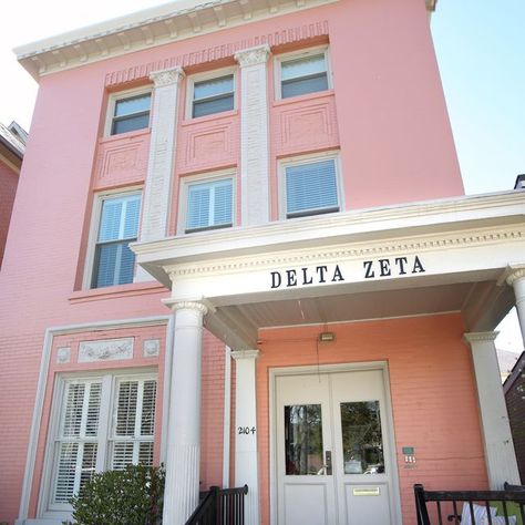 Take a look inside the University of Louisville Delta Zeta sorority house on campus. Sorority Aesthetic Wallpaper, Sorority House Decorations, Sorority Life Aesthetic, Sorority House Aesthetic, Delta Zeta Aesthetic, Sorority House Interior, Sorority House Decor, Sorority Aesthetic, Delta Zeta Sorority