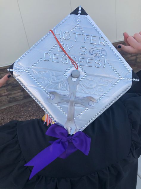 Mechanic Graduation Cap Ideas, Cap Decoration Graduation Engineering, Graduating Car Decoration, Graduate Car Decoration, Grap Cap Ideas, Graduation Cap Ideas, College Grad Cap Ideas, Diy Graduation, Grad Cap Designs