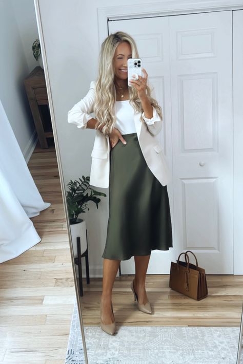 Skirt Outfit For Work, Slip Skirt Outfit, Blazer Off White, Business Casual Skirt, Outfit For Work, Smart Casual Work Outfit, Look Office, Look Formal, Casual Skirt Outfits