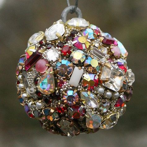 Craftiness NOT Needed: 10 Sentimental DIY Christmas Ornaments Jeweled Trees, Gazing Balls, Jewel Ornaments, Old Jewelry Crafts, Pictures Frames, Costume Jewelry Crafts, Vintage Jewelry Diy, Vintage Jewelry Ideas, Vintage Jewelry Repurposed