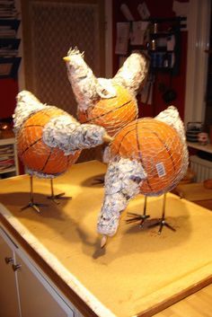 Paper Mache Projects, Paper Mache Animals, Wire Art Sculpture, Paper Mache Clay, Chicken Crafts, Cement Art, Paper Mache Sculpture, Paper Mache Art, Paper Mache Crafts