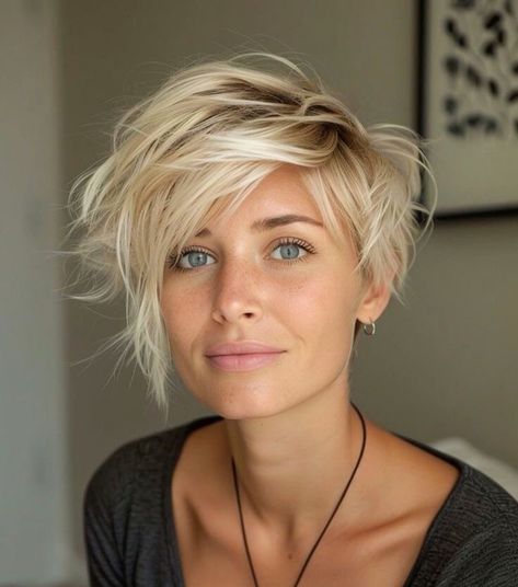 Haircut Tips, Pixie Haircut Ideas, Blonde Pixie Cut, Chin Length Hair, Pixie Haircut For Thick Hair, Messy Short Hair, Edgy Short Hair, Hairdos For Short Hair, Edgy Hair